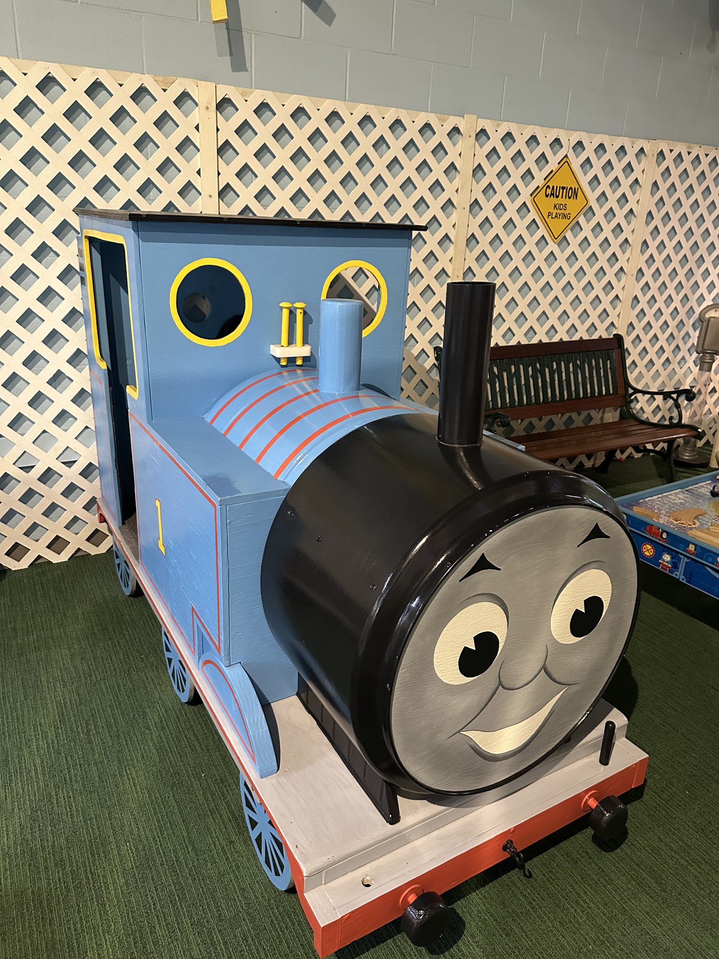 乗り込んで遊べるトーマスの汽車