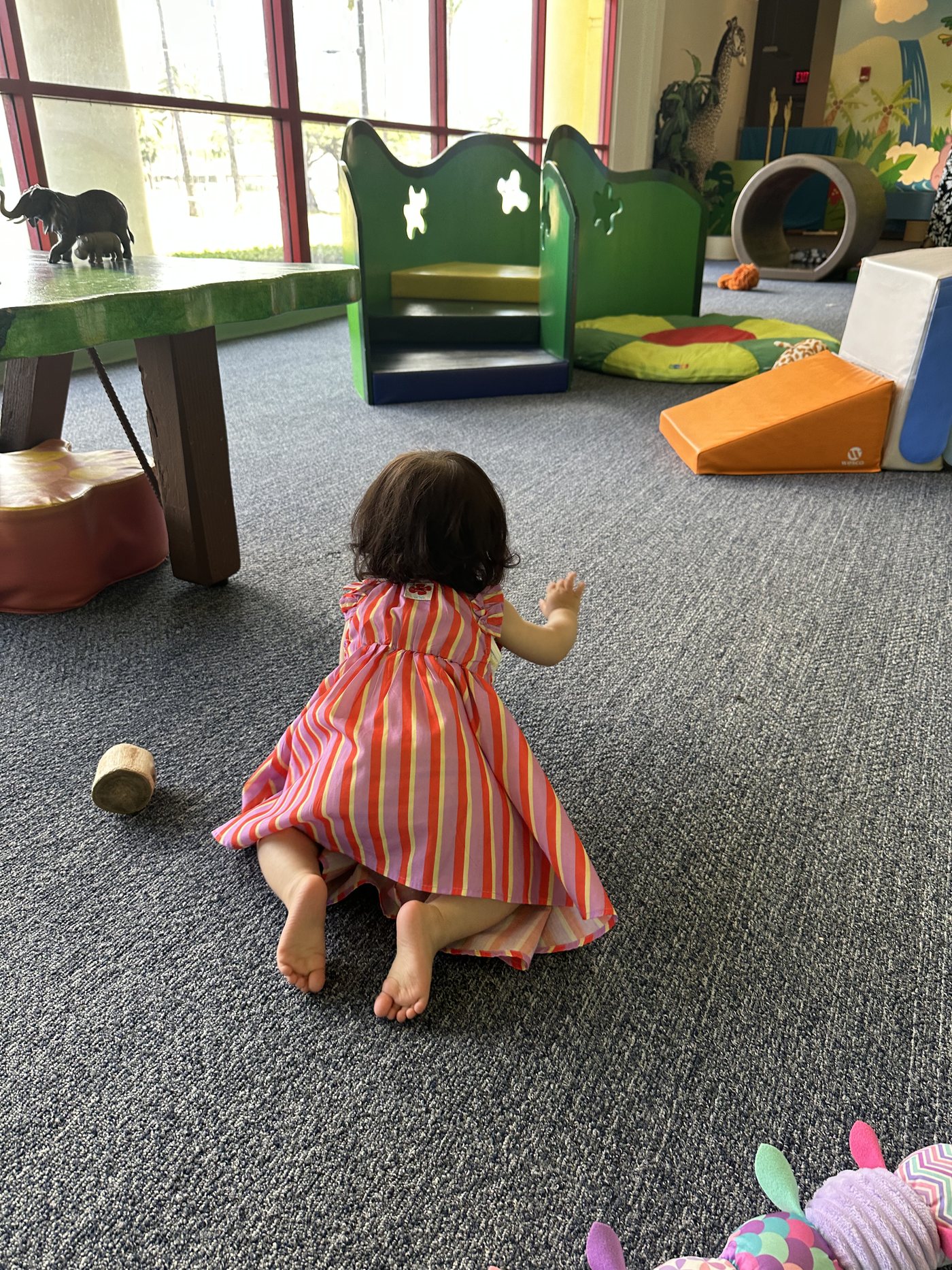 夢中で遊ぶ1歳娘